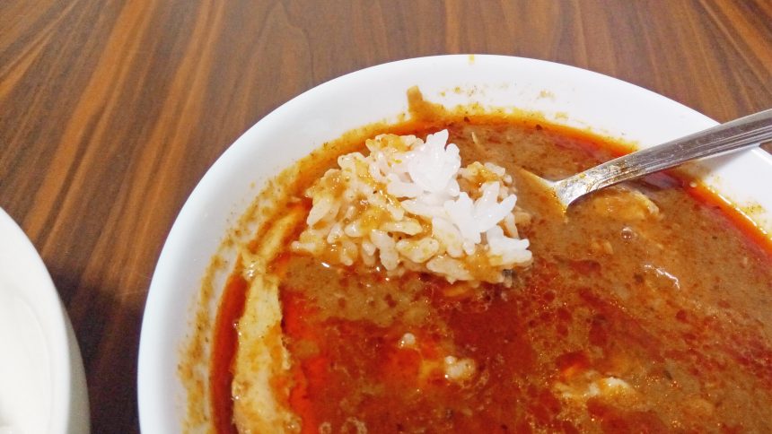 スープカレーにごはんをくぐらせてた図