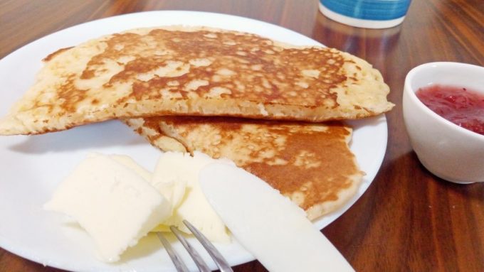 切り分けた米粉パンケーキ