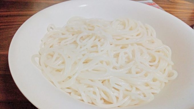 ゆであがった米粉パスタ。真っ白で素麺みたい。