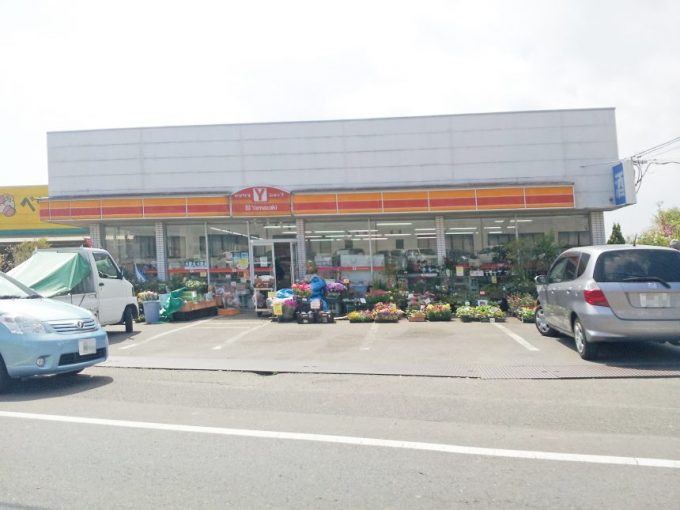 店の前に花の苗がならぶヤマザキストア