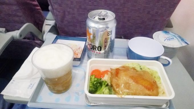 チキンの機内食と台湾サッポロビールを注いだ状態