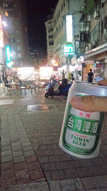 手に持ったビールと雙城街夜市の風景