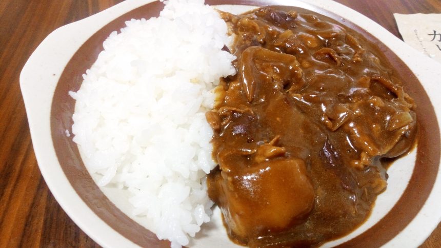 器に盛り付け、グルテンフリーカレーライスの完成