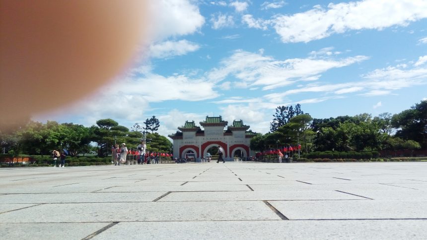 忠烈祠の建物から振り返ると門がきれいに見える