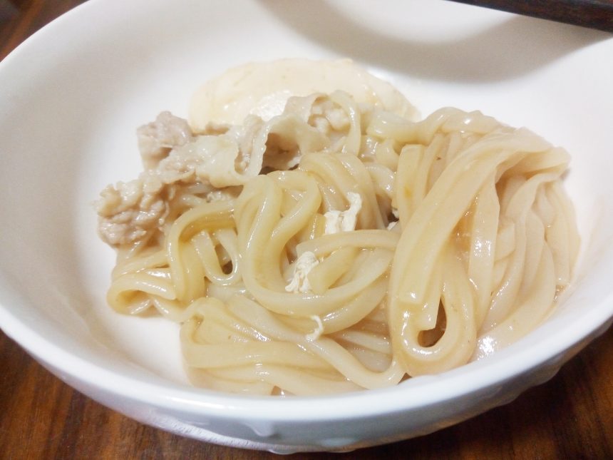 うどん雑炊。どんぶりに入れたうどん