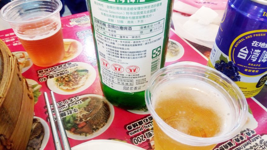 テーブルの上の台湾ビール