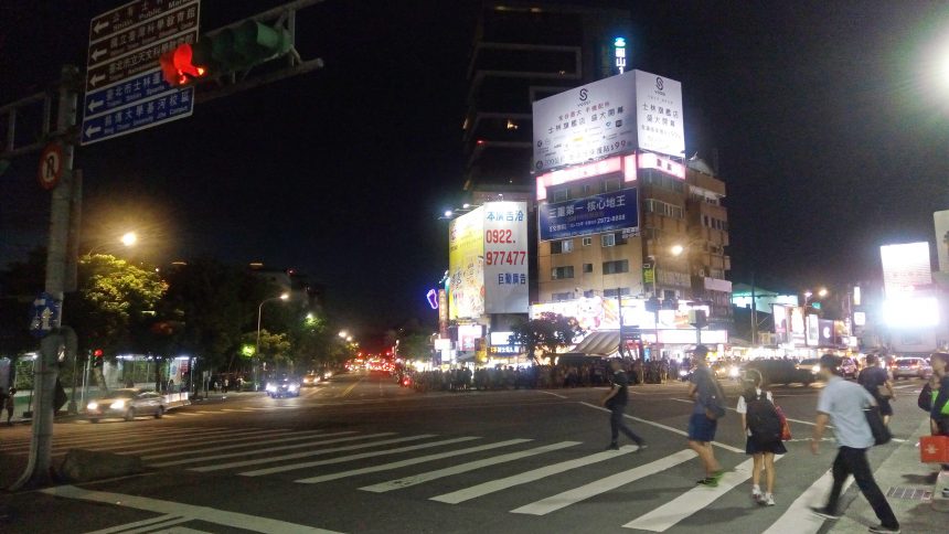 MRT剣潭駅から出て士林夜市へ続く交差点