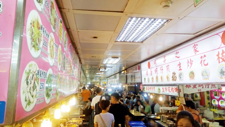 ズラっと奥まで続く士林夜市の地下飲食街