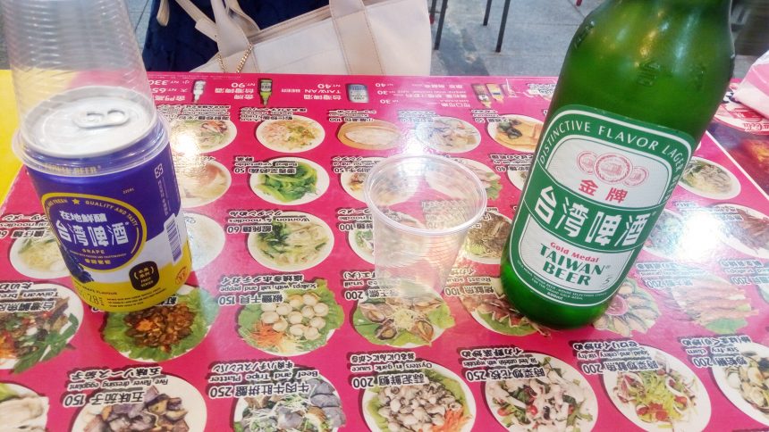 まずはかけつけ一杯台湾ビールとフルーツビール