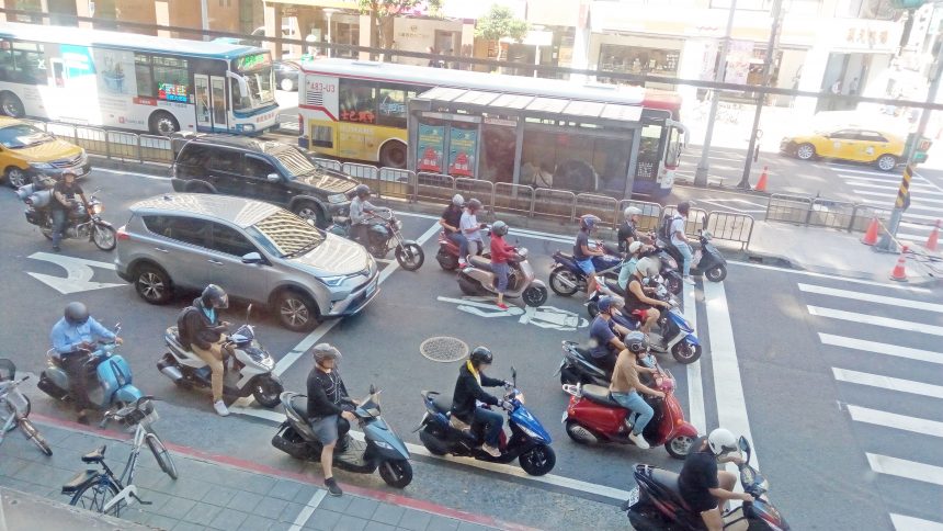 信号待ちする台湾バイク民