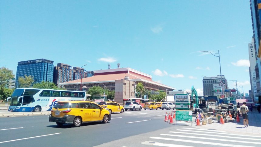 遠くに見える台北駅