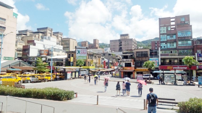 瑞芳駅を背にした駅前の街並み