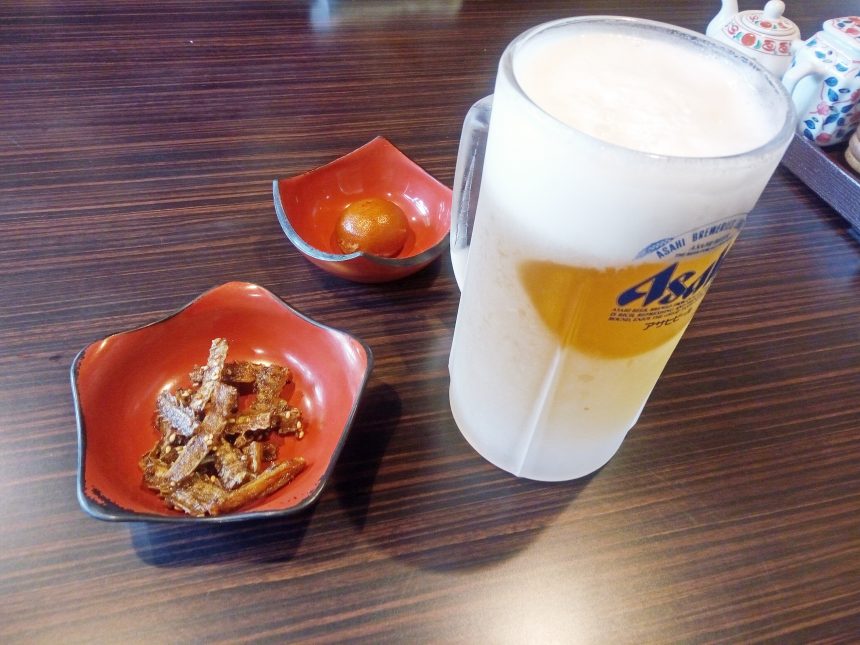 キンキンに冷えたビールと鰻の骨せんべい